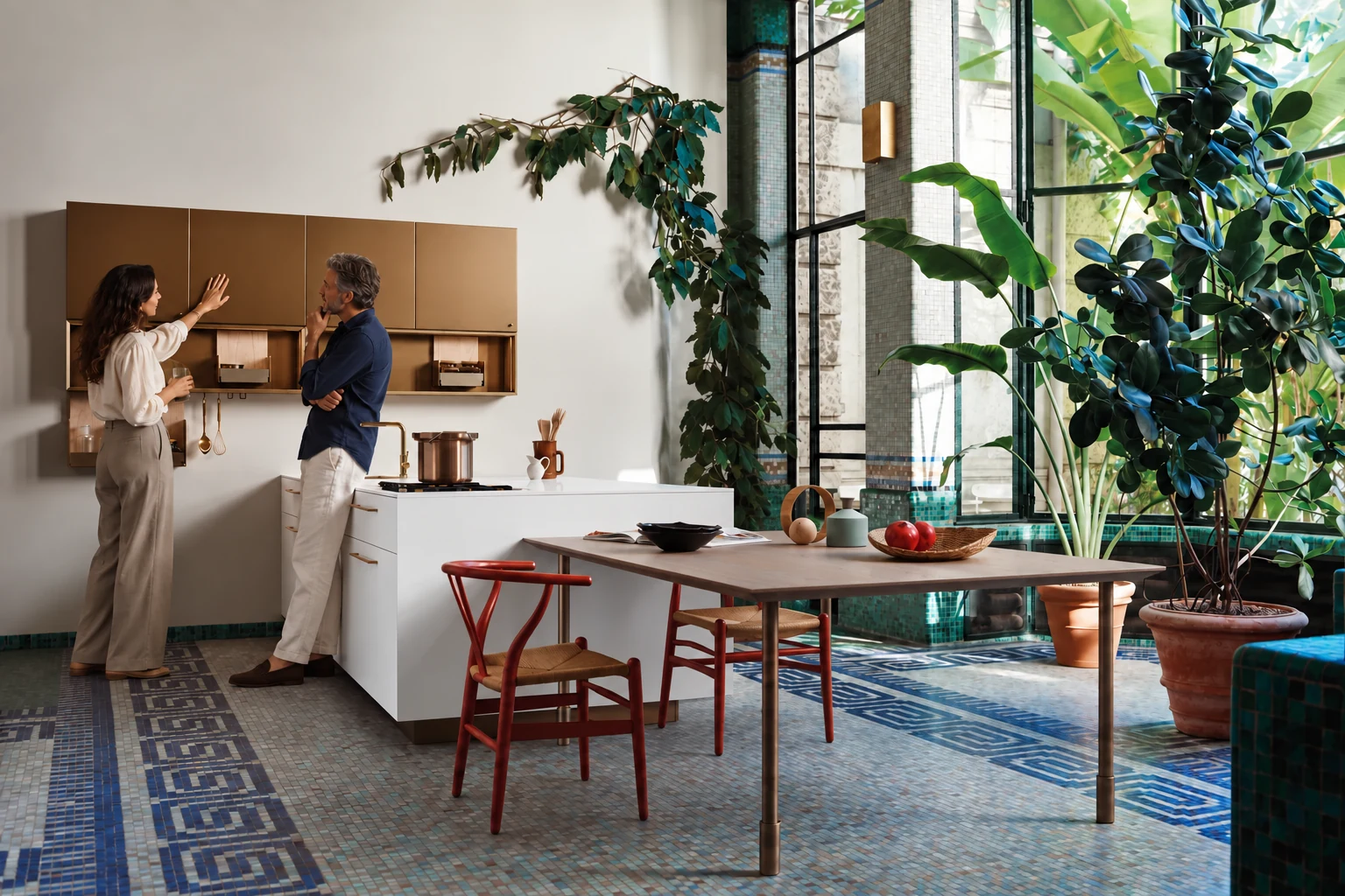 Concept visualization with Italian visitors in a genuine Cesar Maxima 2.2 kitchen display